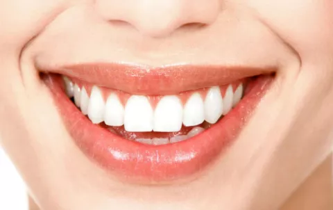 ¿Mis dientes no están fijos como antes?