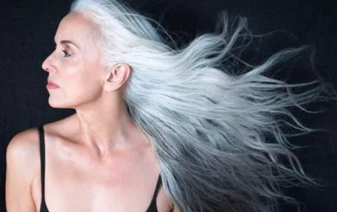 Conoce a la modelo de 60 años más 'sexy' del mundo