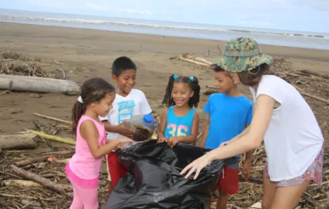 Crean conciencia a niños, con limpieza de playa Jaqué