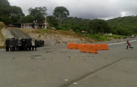 Piedras, palos y cocteles "molotov" lanzan indígenas a los antimotines