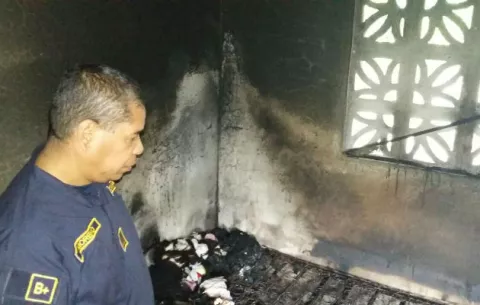Incendian casa de humilde familia en Juan Hombrón 