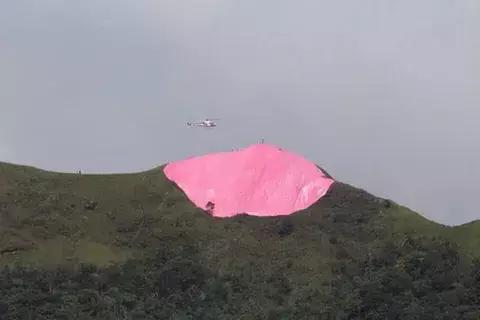 Manto rosado en 'busto' de la India Dormida, irrita a los tuiteros