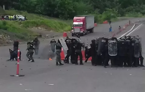 Fuertes enfrentamientos entre indígenas y policías en el área de Viguí