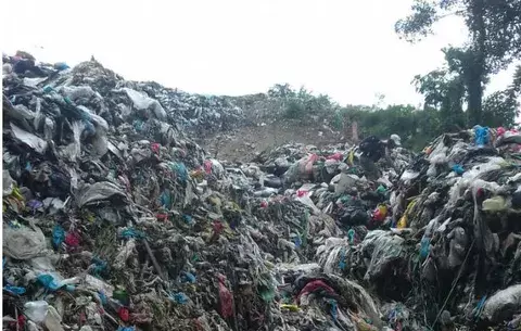 Buscan pepenador sepultado por basura 