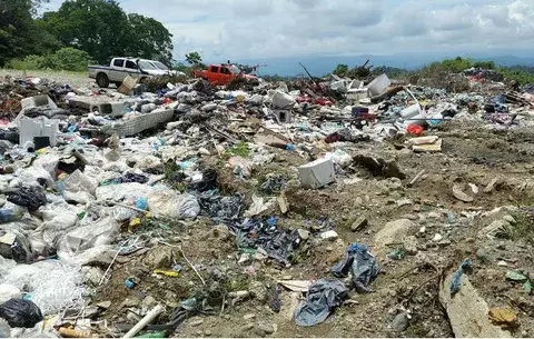 Bucan a pepenador sepultado por alud de tierra y basura en Bocas
