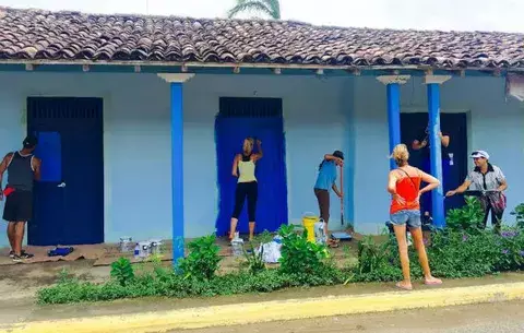 Remozan fachadas de viviendas en Pedasí 
