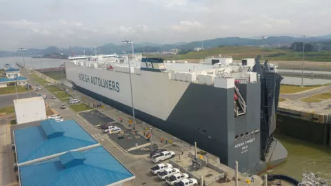 Buque portavehículos más grande del mundo atraviesa el Canal de Panamá