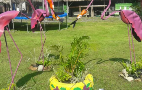 Jardín con material reciclable en El Valle de Antón