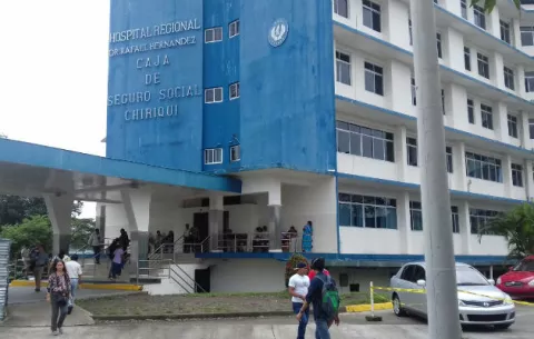 Fallece en el hospital luego de colisionar su motocicleta con un automóvil