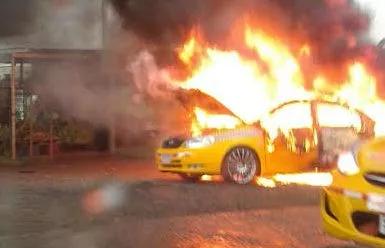 Taxi es consumido por el fuego en Vacamonte