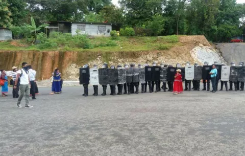 Indígenas de cerro Viguí fueron sacados de la vía por la policía