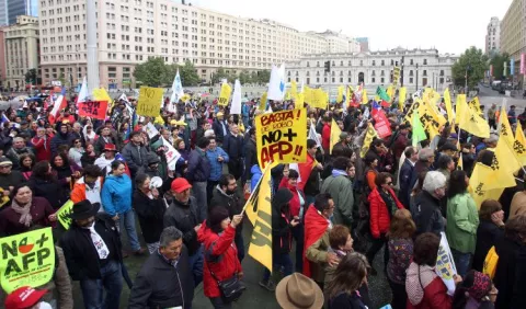 Chilenos   se manifiestan    contra las pensiones