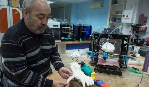 Popularizar prótesis 3D como nuevo reto para extender 'la mano' al mundo