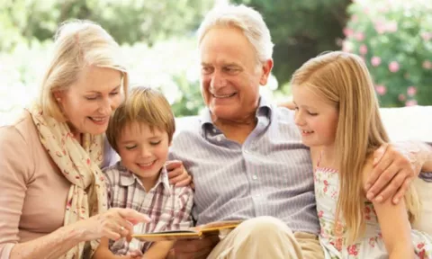 Abuelos que cuidan nietos presentan menor riesgo de desarrollar Alzheimer