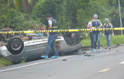 Sobreviven dos al chocar contra un objeto fijo; una persona falleció 