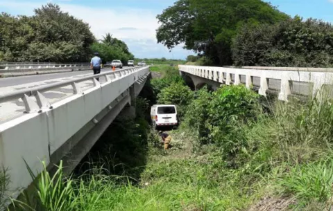Busito queda bajo el puente del río Chico de Antón, dos bomberos heridos