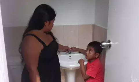 Baños sin agua que entregó Varela terminan siendo adornos