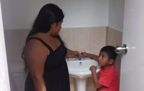 Entregan baños del programa Sanidad Básica en Alanje, pero falta el agua