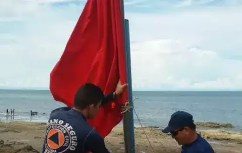 Colocan bandera roja en Playa El Uverito 