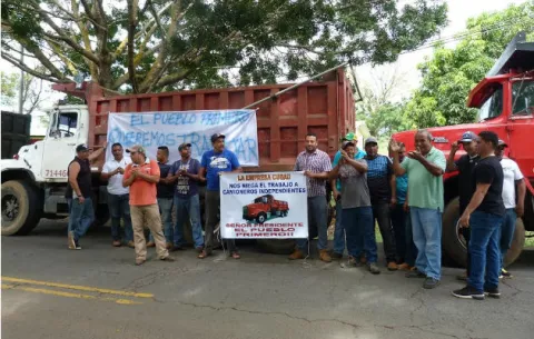 Camioneros azuerences exigen trabajo en obras locales