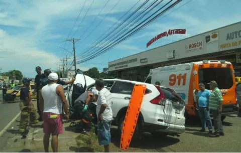 Chocan vehículos frente a la barriada Puerta de Hierro, en Arraiján