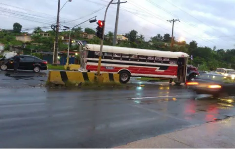 Colisión entre bus y auto ocasiona tranque en Colón