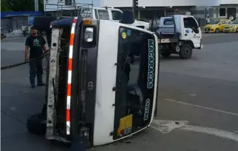 Triple colisión en céntrica vía de Chitré, por no respetar semáforo