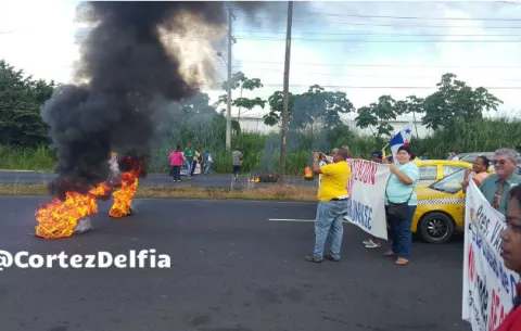 Protestan en Villa del Caribe con quema de neumáticos