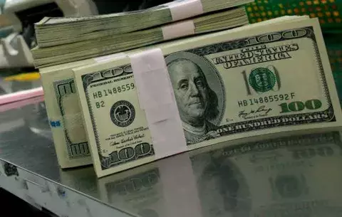 Devuelven 10 mil dólares olvidados en un carrito de tienda 