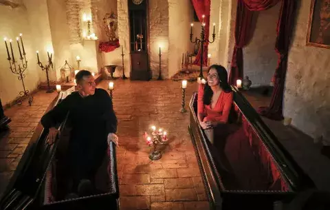 Canadienses pasarán noche de Halloween en castillo de Drácula 