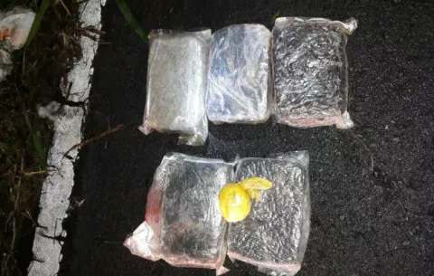 Sujetos lanzan droga y se dan a la fuga en David