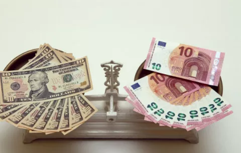 El dólar baja ante el euro y el yen, por el efecto Clinton