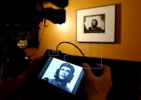 Se subasta cámara que tomó famosa fotografía del Che Guevara