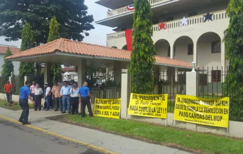 Transportistas de la frontera exigen demolición de comercios