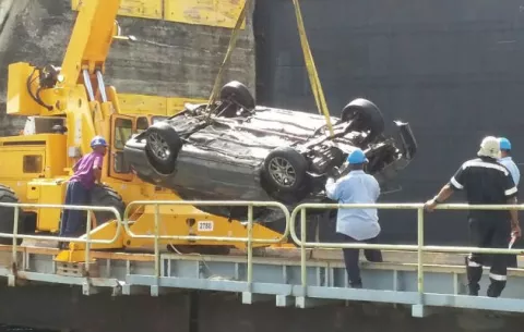 Se durmió en el volante y despertó con el carro dentro del agua en Gatún