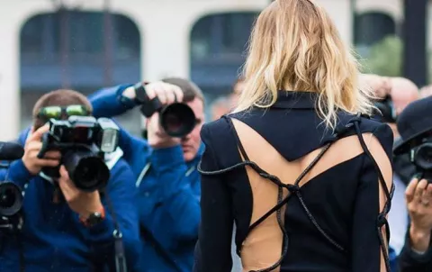 Cuerdas anudadas y enredadas es la moda para tu espalda