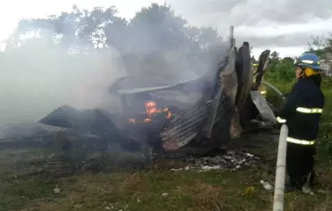 Incendio destruye humilde vivienda en Santiago