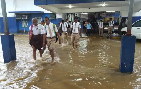 Estudiantes salen descalzos del IPTC de Colón por inundaciones