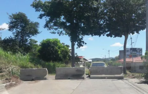 Conductores molestos por cierre de paso alternativo hacia autopista Arraiján-La Chorrera