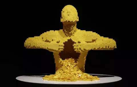 Exhiben esculturas hechas con Lego en Milán 