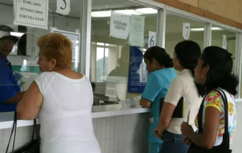 Médicos rechazan responsabilidad en crisis de medicamentos 