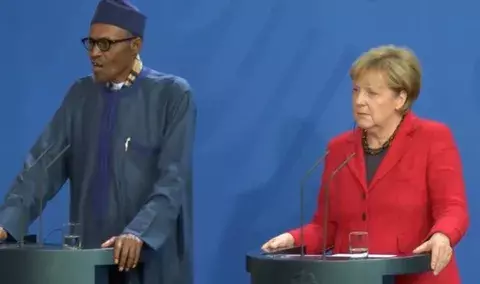 Presidente de Nigeria causa alboroto al decir que lugar de su esposa es la cocina