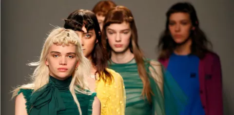 ¿Por qué las modelos casi nunca sonríen?