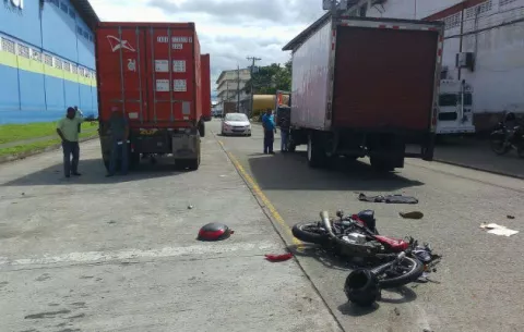 Conductor de motocicleta se estrella contra camión