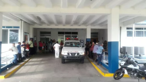 En Alanje, hombre muere aprisionado por un camión contra una pared 