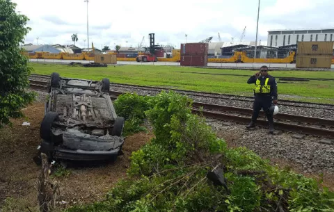 Mujer lesionada tras volcarse vehículo cerca del tren