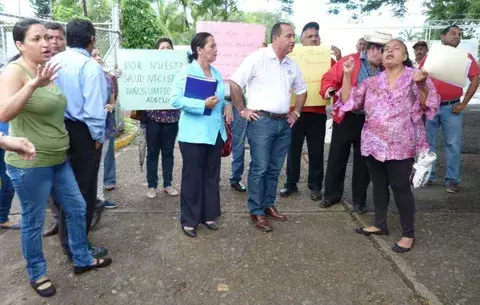 Padres de familia paralizan clases en escuela Juan T. del Busto de Chitré 