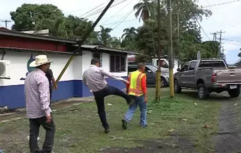 Miembro del Suntracs es pateado por productor 