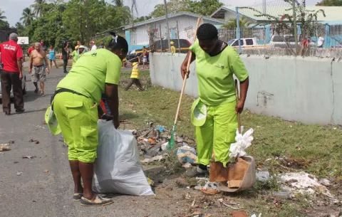 AAUD utiliza un millón de bolsas para recoger basura