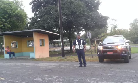 Sujetos con arma de fuego asaltan local comercial en David